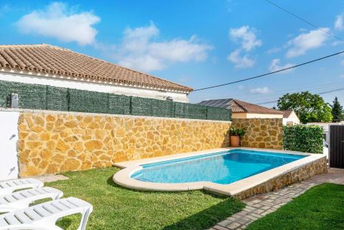 ベヘール・デ・ラ・フロンテーラにあるCasa La Toscanaの家の庭にあるプール