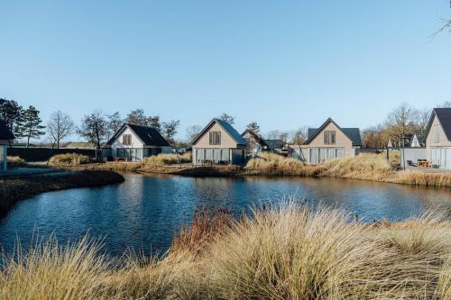 a river in front of a row of houses at Vakantiehuis 8 persoons comfort in Ouddorp
