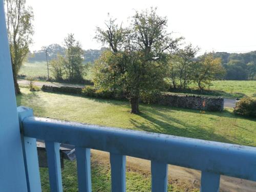 d'un balcon offrant une vue sur un champ. dans l'établissement L'échanson, à Saint-Jean-sur-Mayenne