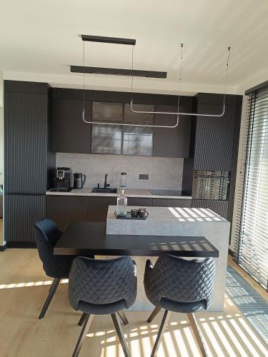 Dapur atau dapur kecil di Black Bella Apartament Kielce, Widok na Telegraf, Garaż, Klimatyzacja, Lustra w sypialni