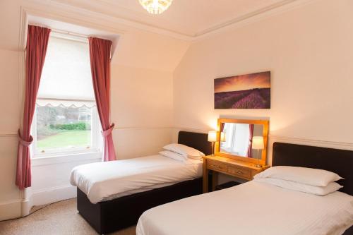 Una cama o camas en una habitación de Ardross Glencairn