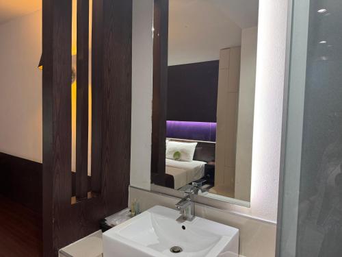 Koupelna v ubytování Collection O The Bangkok Airport Link Suite