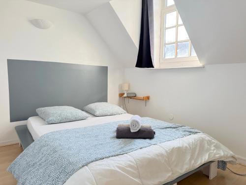 une chambre avec deux lits et une fenêtre dans l'établissement SOUVENIRS VIEUX LILLE Apartment 2 Chambres 24H24H Access, à Lille