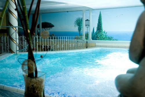 Piscina di ANGERHOF Kur- und Thermenhotel o nelle vicinanze