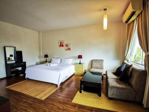 Postel nebo postele na pokoji v ubytování Natol Homestay - Kuching Home Penthouse Airport Road