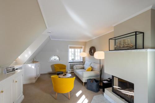 a living room with a couch and a fireplace at Benen-Diken-Hof in Keitum