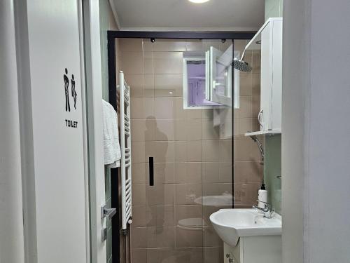 Ένα μπάνιο στο Apartament Zarnesti VMP Free Parking