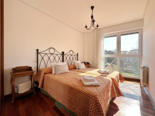 ソモにあるPlayamar - 30021のベッド2台と窓のある寝室