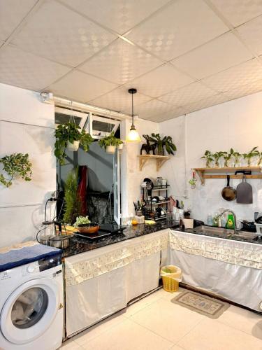 a kitchen with a sink and a washing machine at Nằm Mơ 1 Homestay - chi Nhánh Ngô Thì Sỹ in Da Lat