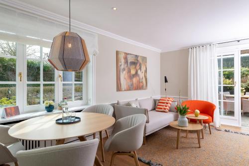a living room with a couch and a table at Benen-Diken-Hof in Keitum