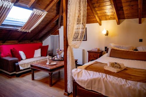 Postel nebo postele na pokoji v ubytování Arktouros Hotel