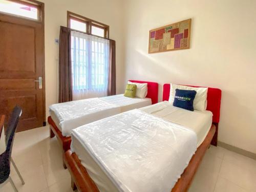 Ένα ή περισσότερα κρεβάτια σε δωμάτιο στο Raden Mansion Jember Urbanview