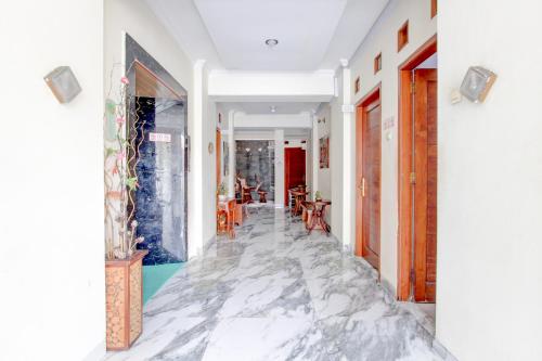 a hallway with marble flooring in a house at Collection O Jalan Malioboro Near Lempuyangan Station Formerly Hotel Vala in Yogyakarta