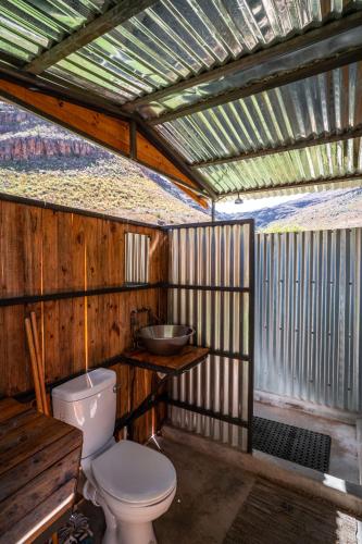a bathroom with a toilet in a wooden structure at BaliesGat Accommodation and Camping in De Straat
