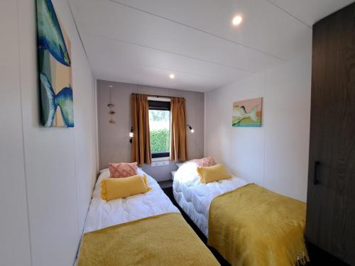 Ένα ή περισσότερα κρεβάτια σε δωμάτιο στο Luxe Chalet met Veranda en Tuin , nabij Zwembad VP006