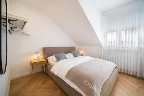 La Donna - Elegant City Apartment in a Historic Building