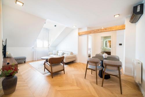 La Donna - Elegant City Apartment in a Historic Building