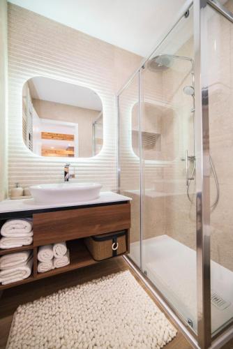 La Donna - Elegant City Apartment in a Historic Building