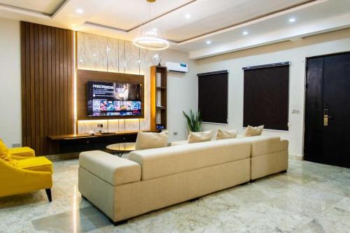 a living room with a couch and a tv at Calini Apartment in Mobushipe