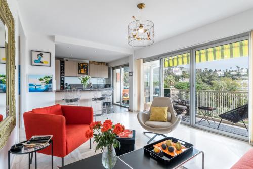 un salon avec un canapé rouge et une table dans l'établissement Solange By Terrys Homes, à Cannes