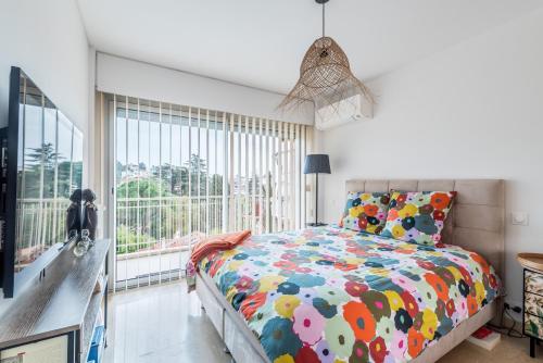 une chambre avec un lit et une grande fenêtre dans l'établissement Solange By Terrys Homes, à Cannes