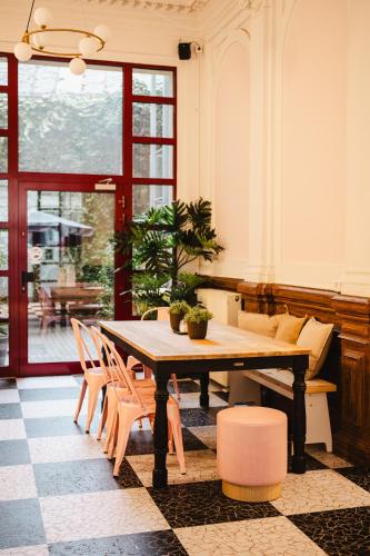 a dining room with a table and chairs at Wombat's City Hostel Leipzig in Leipzig