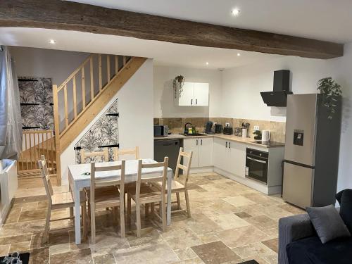 une cuisine et une salle à manger avec une table et des chaises dans l'établissement La Casita 4 min de Beauval, à Saint-Aignan