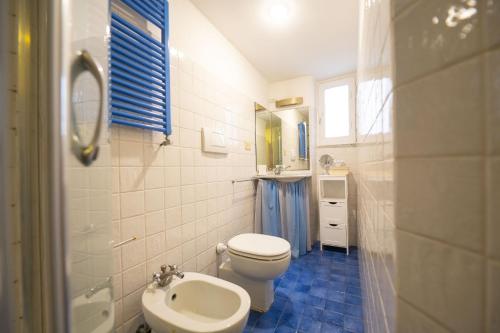 a bathroom with a toilet and a sink at Cozy 2BR Apartment near Piazza Navona in Rome