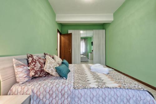 a bedroom with a large bed with colorful pillows at Venice Miramare Residence 1 in Zelo
