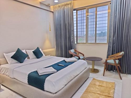 Katil atau katil-katil dalam bilik di Hotel Laxmi Elite Karad