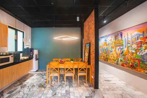 a dining room with a table and a painting on the wall at Green Hot Spring Hotel in Jiaoxi