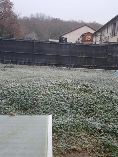 une cour avec une clôture et un skateboard dans l'établissement Allemagne hôtel, à Orange