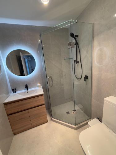 Bilik mandi di SkyStars Brand New Skyline Haven