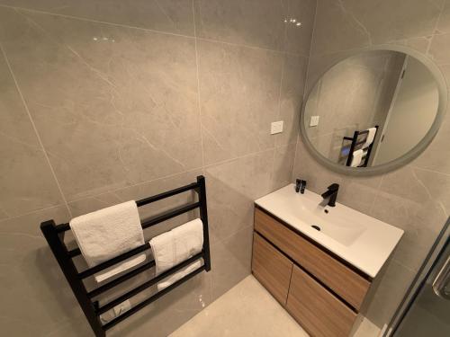 Bilik mandi di SkyStars Brand New Skyline Haven