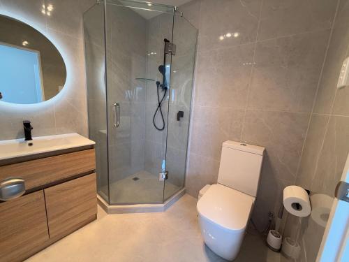 Bilik mandi di SkyStars Brand New Skyline Haven