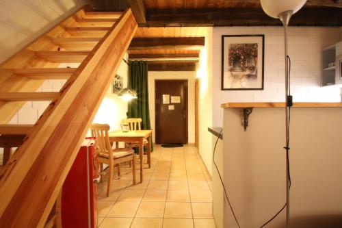 una cucina con scala e una sala da pranzo di Die Radler-Scheune a Burg