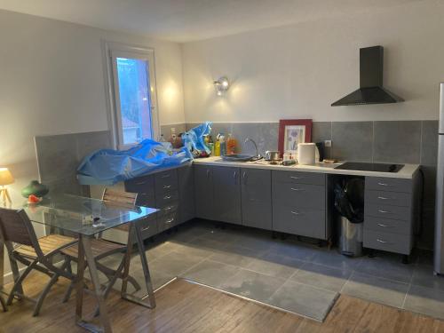 une cuisine avec un évier et une table à l'intérieur dans l'établissement Propriano centre, à Propriano