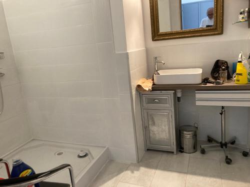 une salle de bain avec une baignoire, un lavabo et un miroir dans l'établissement Propriano centre, à Propriano