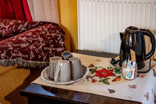 Příslušenství pro přípravu čaje a kávy v ubytování Arktouros Hotel