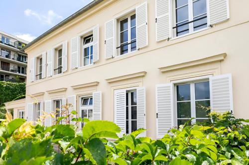 Maison blanche avec volets blancs dans l'établissement Beautiful villa view on garden and Paris Eiffel tower near transport Paris, à Meudon