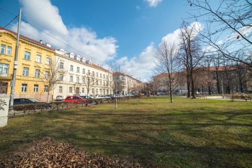 La Donna - Elegant City Apartment in a Historic Building