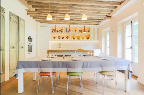 une salle à manger avec une table et des chaises dans l'établissement Beautiful villa view on garden and Paris Eiffel tower near transport Paris, à Meudon