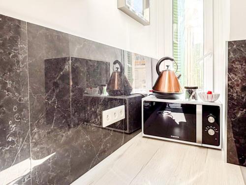 - une cuisine avec 2 théières et un four micro-ondes dans l'établissement #12 1BDR Joffre, Central 5min from Old Town AC & WIFI, à Nice