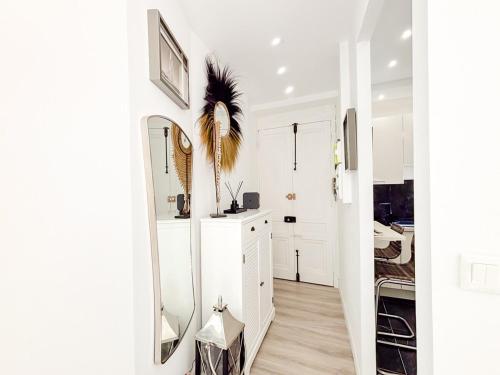 un couloir blanc avec des armoires blanches et un miroir dans l'établissement #12 1BDR Joffre, Central 5min from Old Town AC & WIFI, à Nice
