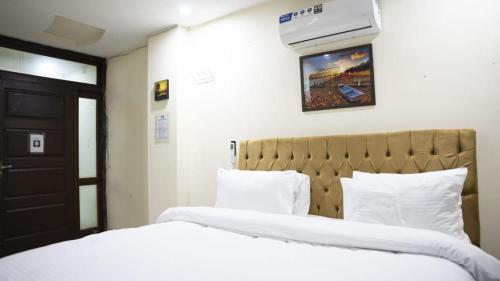 Postel nebo postele na pokoji v ubytování Go Glam Hotel Spa & Salon Islamabad