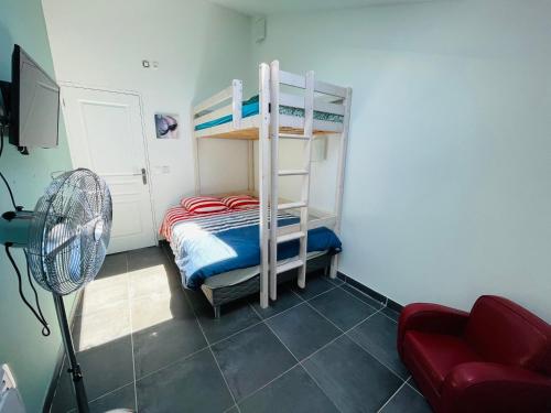 - une chambre avec des lits superposés et un ventilateur dans l'établissement Appartement T3 - Côté Lac - Les appartements de Lucie à Allinges, à Allinges