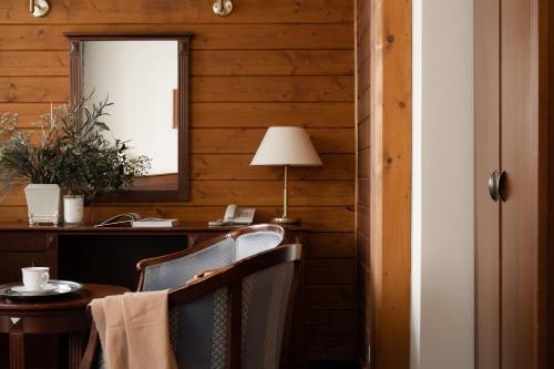 an office with a desk with chairs and a lamp at Czarny Potok Wellness & Spa Zakopane Centrum in Zakopane