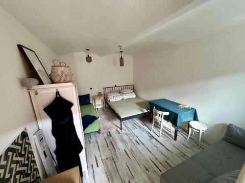a living room with a couch and a table at Lipovec, Dům k pronájmu, železné hory in Lipovec