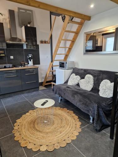 un salon avec un canapé et une table dans l'établissement Studio à 200m de la plage avec parking gratuit et terrasse, à Berck-sur-Mer