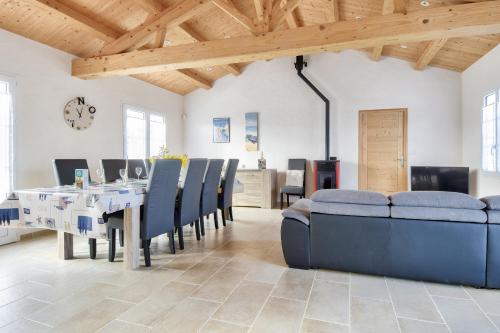 une salle à manger avec une table et des chaises dans l'établissement Jolie maison à l'Epine avec jardin pour 8 personnes, à LʼÉpine
